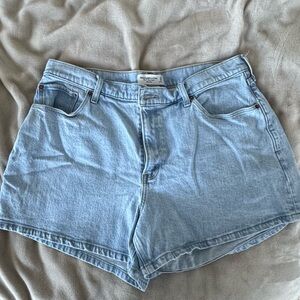 Abercrombie & Fitch High Rise 4” Mom Short